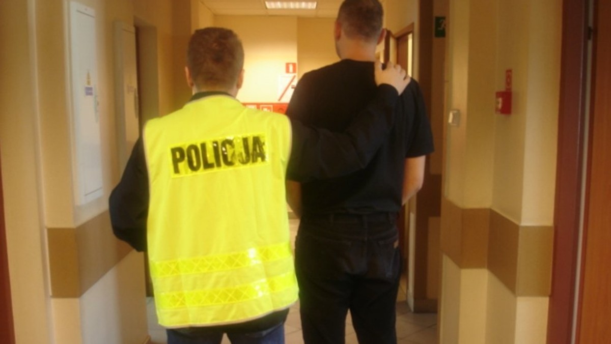 Makabryczna zagadka z Warszawy rozwiązana. Policja i prokuratura ustaliły, kim jest mężczyzna, którego zmumifikowane zwłoki znaleziono w lodówce na balkonie jednego z mieszkań. Okazało się, że leżały tam blisko rok. Wiadomo też, że jego ciało umieszczono tam po tym, jak został śmiertelnie pobity. Zatrzymano już sprawców.