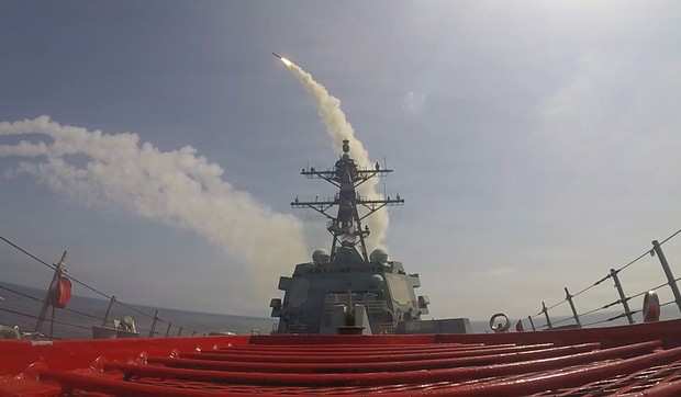 Američki razarač "Frenk E. Piterson" ispaljuje projektil "tomakavk" tokom operacije Epski bes 28. februara