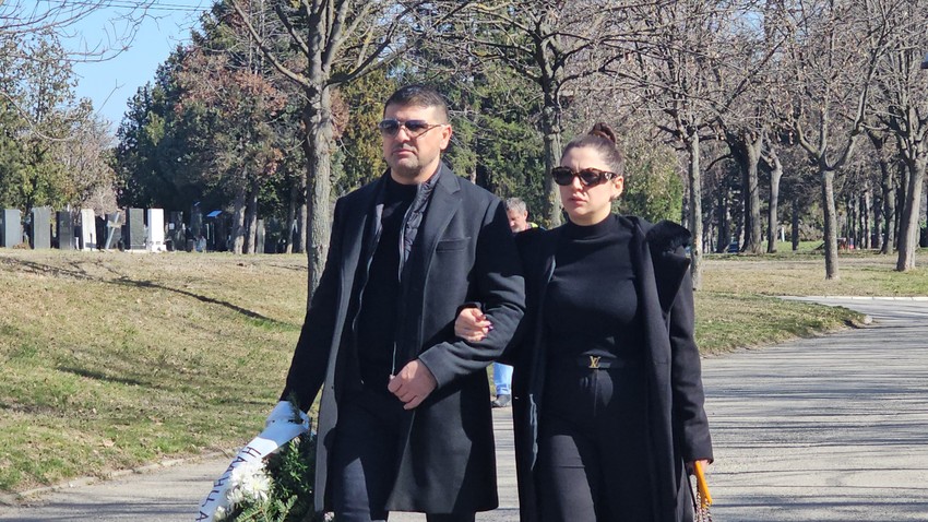 Nadica Ademov sa mužem na sahrani Saše Popovića