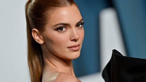 Kendall Jenner meztelenül, karácsonyi égőkbe tekerve pózol új kampányában