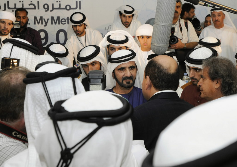 Mohammed Bin Rashid, szejk Dubaju podczas spotkania z prasa na inauguracji nowej stracji metra we wrzesniu 2009 roku. Fot. Bloomberg