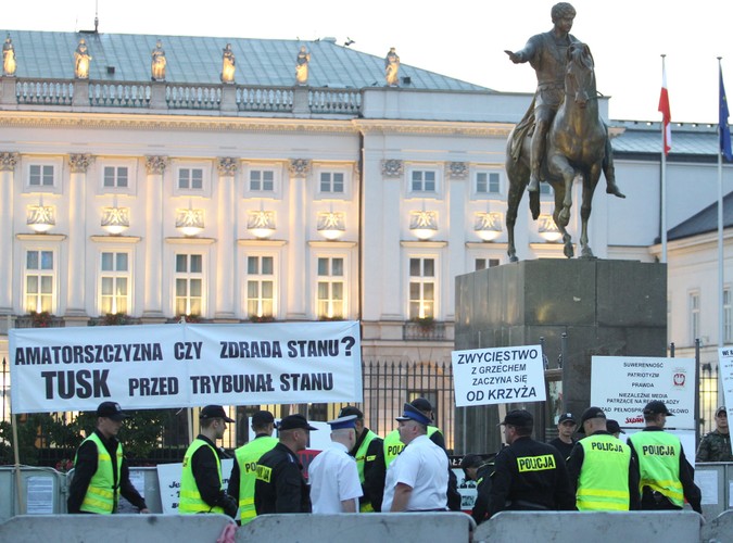 Usunęli obrońców krzyża
