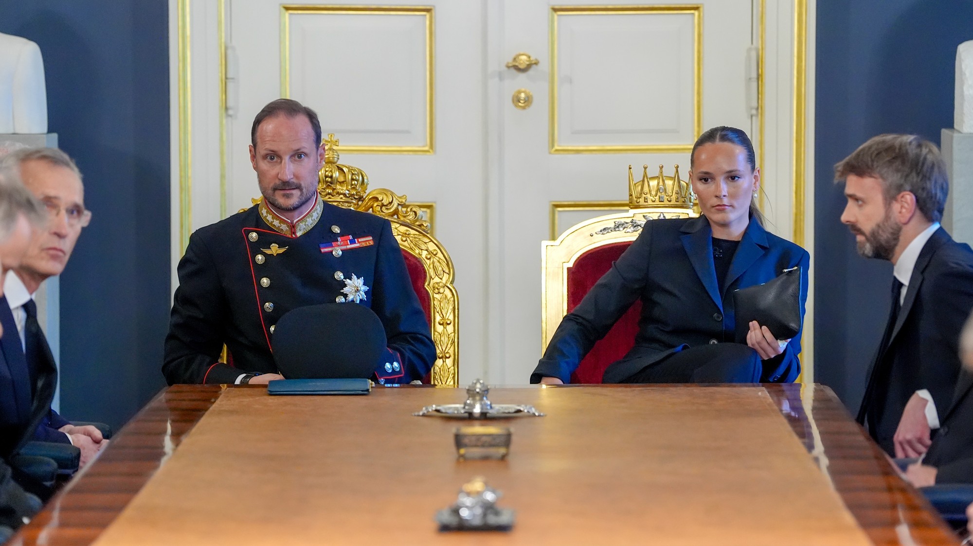 Nový nórsky kráľ Haakon VIII. (uprostred vľavo) a jeho dcéra, nórska korunná princezná Ingrid Alexandra (uprostred vpravo) počas mimoriadneho zasadnutia vlády v Osle 28. augusta 2026.