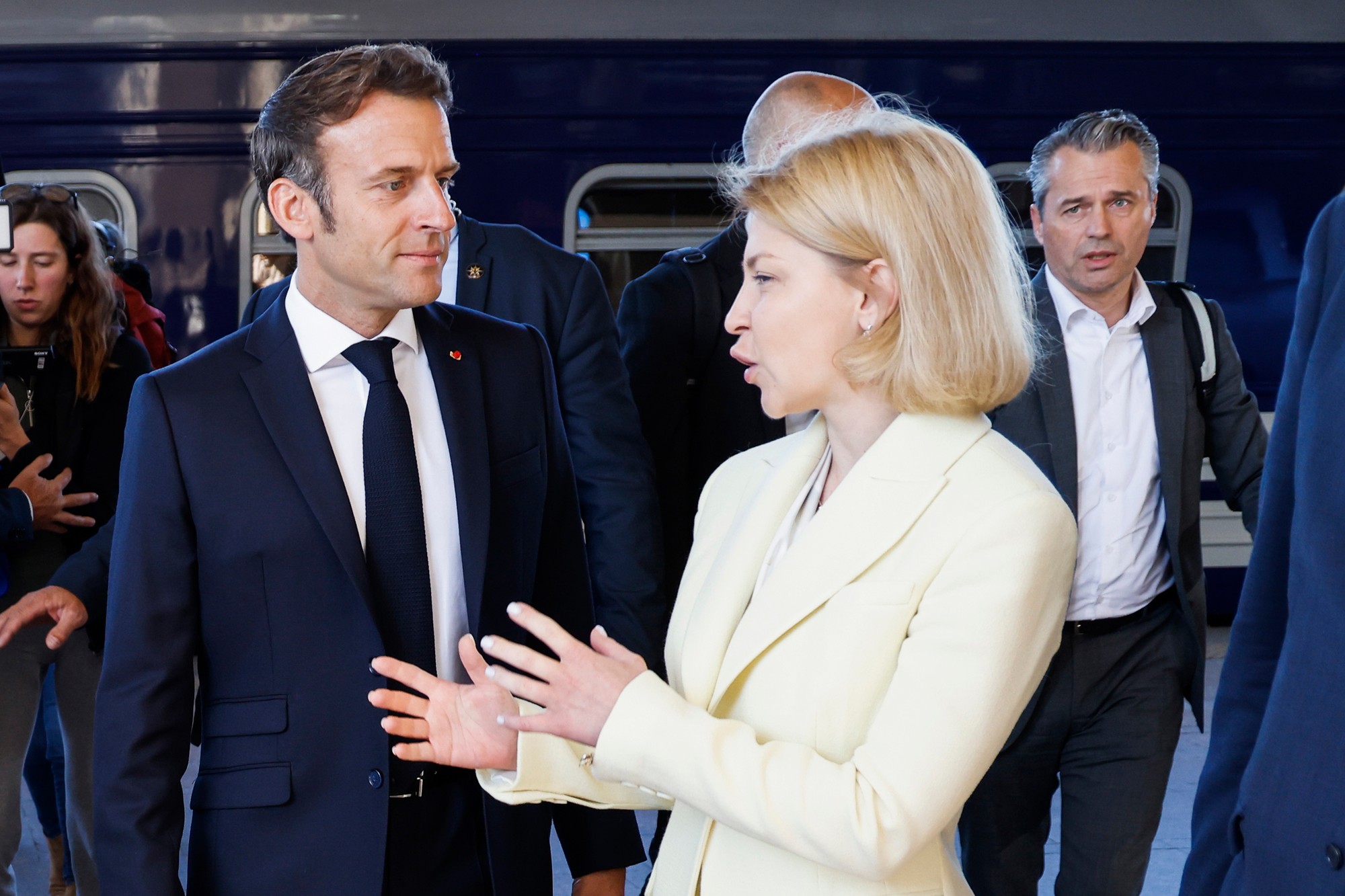 Francúzsky prezident Emmanuel Macron (vľavo) a ukrajinská vicepremiérka Iryna Vereščuková (vľavo) sa vítajú na železničnej stanici v Kyjeve.