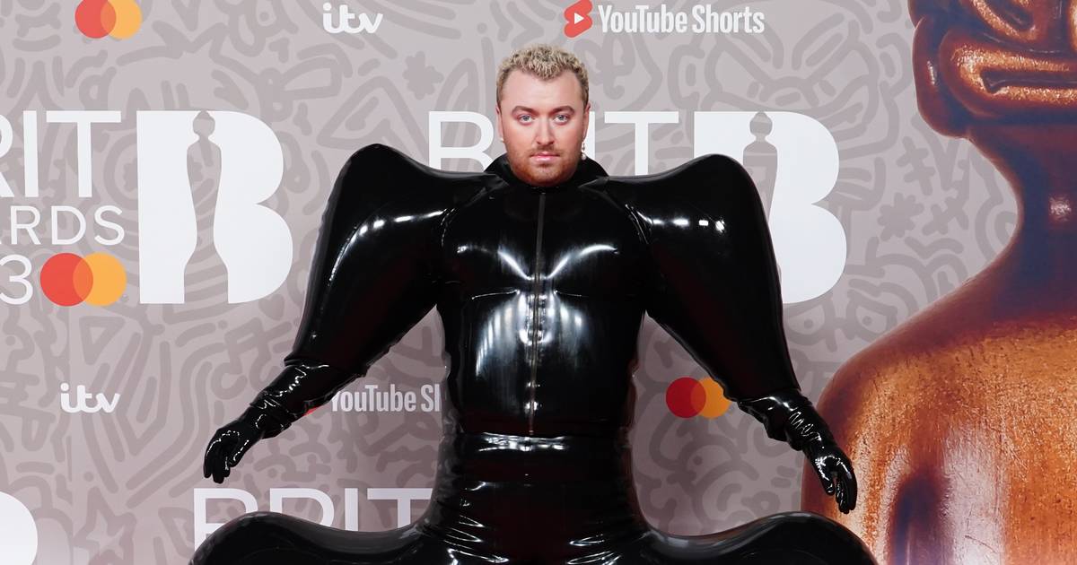 Fekete lufiszívnek öltözött Sam Smith a Brit Awards-on