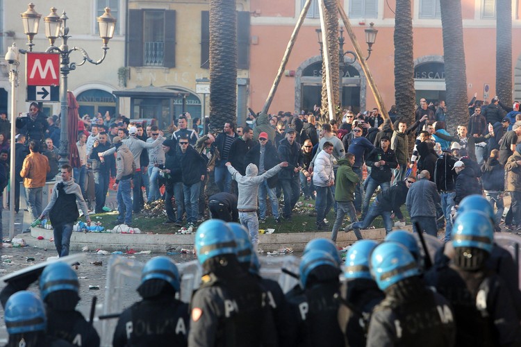 Zadyma przed meczem Ligi Europy w Rzymie. Kibole Feyenoordu bili się z policją