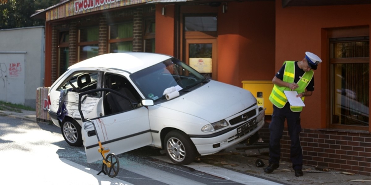 Rozwalił dwa auta i staranował pizzerię