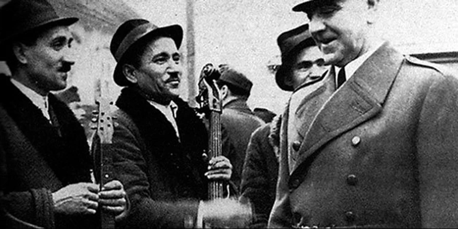 Ante Pavelić i dvojica Roma, koji su istog dana pogubljeni po njegovom naređenju (1941. godina)