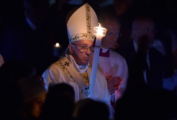 Papież Franciszek podczas mszy Wigilii Paschalnej w Watykanie.