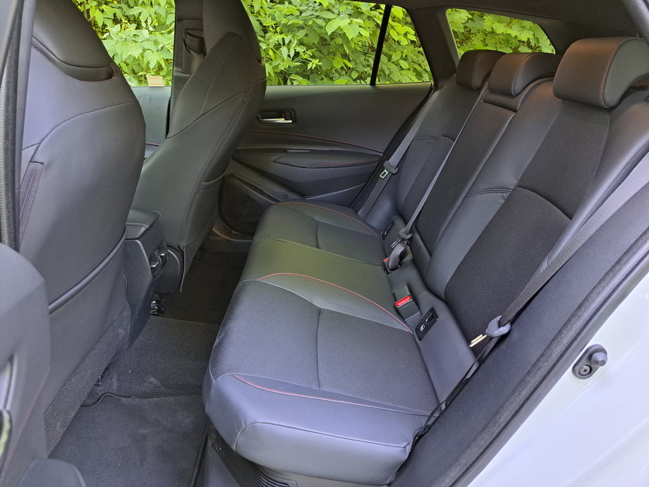 Toyota Corolla Hybrid Touring Sports to przestronne, kompaktowe kombi. Z tyłu mogą swobodnie usiąść dwie dorosłe osoby/