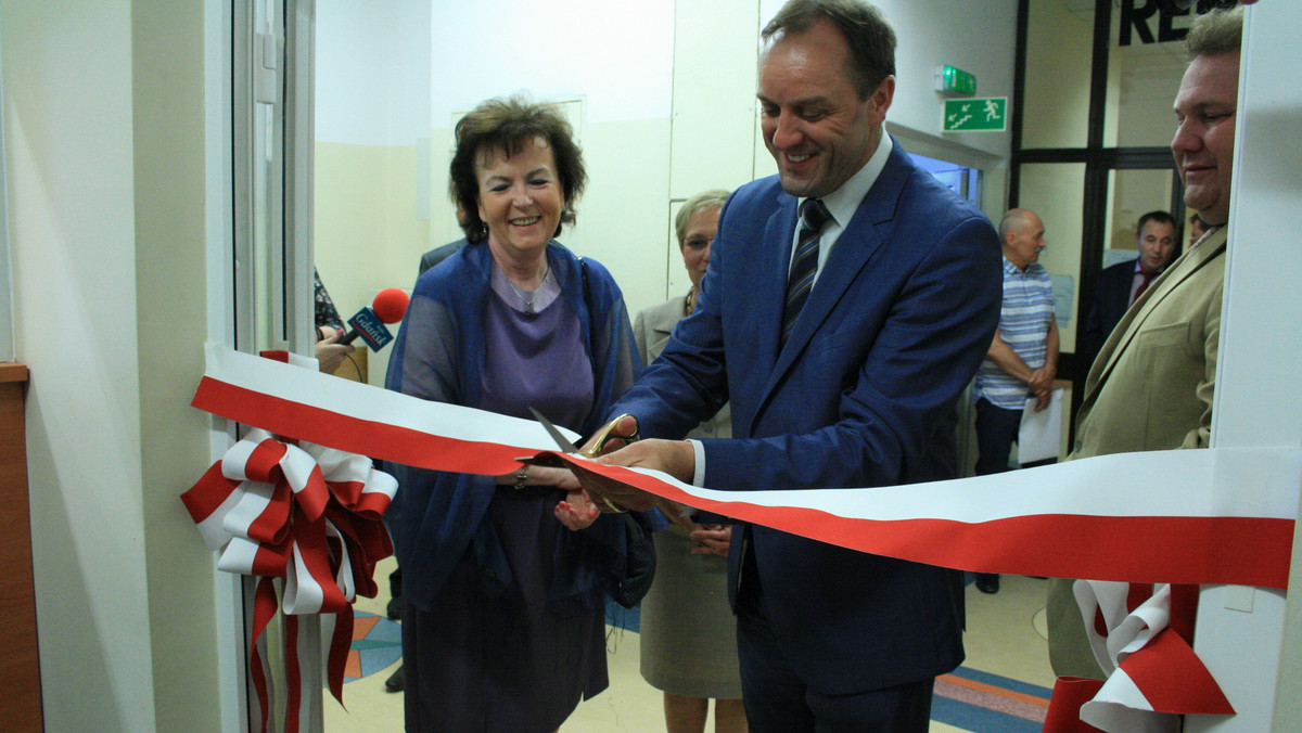 W środę uroczyście otwarto Zakład Rehabilitacji w szpitalu Copernicus w Gdańsku. Placówka przeniesiona została z dawnej siedziby przy ul. Dyrekcyjnej i zajęła wyremontowane pomieszczenia na pierwszym piętrze szpitala przy ul. Powstańców Warszawskich. - Mogę zagwarantować, że placówka nie będzie stała pusta, a będzie funkcjonować na pełnych obrotach w ramach kontraktu z NFZ - powiedział marszałek województwa Mieczysław Struk.