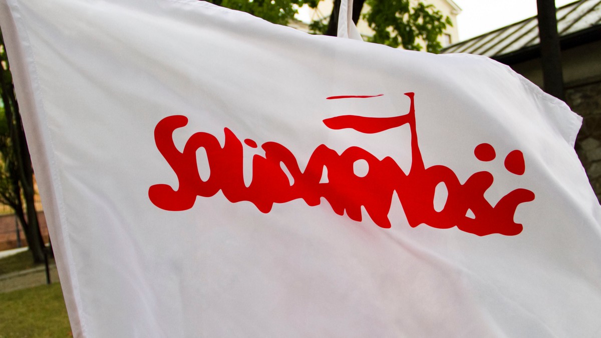 NSZZ "Solidarność" i OPZZ zaapelowały do pracodawców, by 24 grudnia skrócili swoim pracownikom czas pracy, by mogli jak najwięcej czasu poświęcić rodzinie. Szef Solidarności apeluje, by sklepy w Wigilię zamknąć najpóźniej o godz. 14.