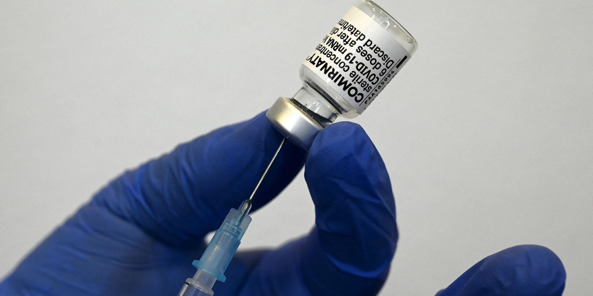 Kto potrzebuje trzeciej dawki szczepionki? Od początku września mogą się nią szczepić osoby z obniżoną odpornością. „Dziś bądź jutro podejmiemy z premierem decyzję, co z trzecią dawką szczepionki przeciwko COVID-19” - powiedział w poniedziałek minister zdrowia Adam Niedzielski. 