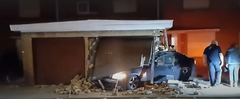 BMW udario bočno u garažu