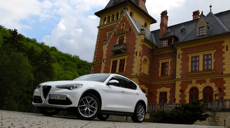 Bella Italia! A Stelvio az Alfa első SUV modellje, nemcsak bitang jól néz ki, hanem remekül is dirigálható, a legkönnyebb modell önsúlya csupán 1660 kilogramm