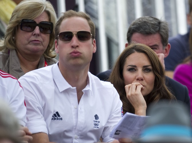 Kate Middleton, książę William oraz książę Harry dopingują księżniczkę Zarę podczas olimpiady w Londynie. Zara Phillips startowała we wszechstronnym konkursie konia wierzchowego.