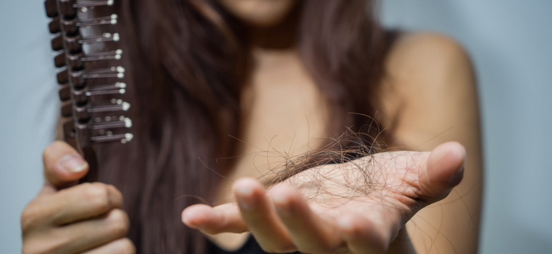 Po COVID-19 "włosy wyłażą garściami". Problem zarówno kobiet, jak i mężczyzn