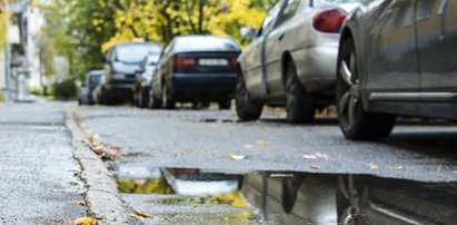 Przeparkuj auto, jeżeli "cenisz powietrze w oponach". Wojna o miejsca parkingowe trwa. Na razie poszły w ruch karteczki