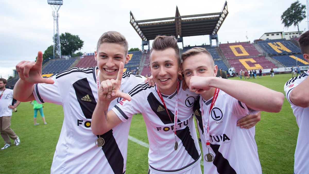 W środę młodzi piłkarze Legii Warszawa pokonali na wyjeździe Pogoń Szczecin 5:2 (2:2) i triumfowali w Centralnej Lidze Juniorów. Obrona wywalczonego rok wcześniej tytułu nie była sprawą łatwą, bo w pierwszym meczu to Duma Pomorza odniosła w stolicy zwycięstwo 2:0. - Zadecydowała wiara we własne umiejętności - ocenił Mateusz Żyro.