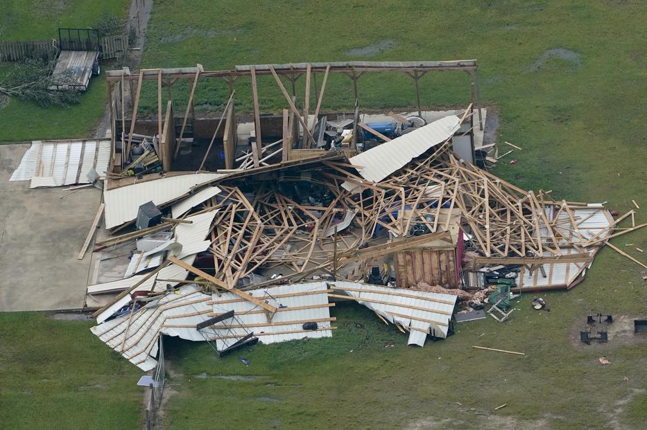 Légi felvétel egy lakóház romjairól a Laura hurrikán elvonulása után a Louisiana állambeli Lake Charles közelében 2020. augusztus 27-én. / Fotó: MTI/AP/David J. Phillip