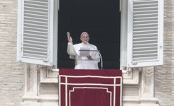 Papież wzywa wiernych: Upuśćmy kamienie, którymi chcemy rzucać w innych