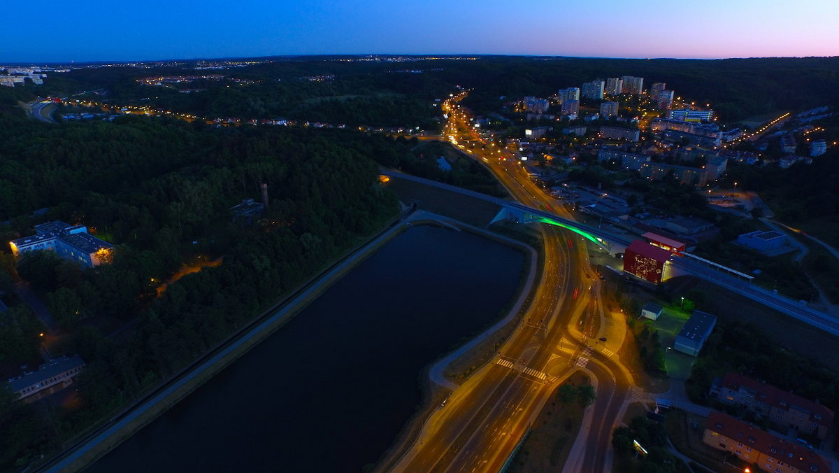 Są przestronne, nowoczesne, dostosowane do potrzeb osób niepełnosprawnych, mają czytelne tablice informacyjne, wi-fi i toalety, które standardem nie odstają od tych w pociągach wysokiej klasy. W piątek pierwsi pasażerowie mieli okazję przejechać osobowym pociągiem firmy Pesa, który obsługiwać będzie Pomorską Kolei Metropolitalną.