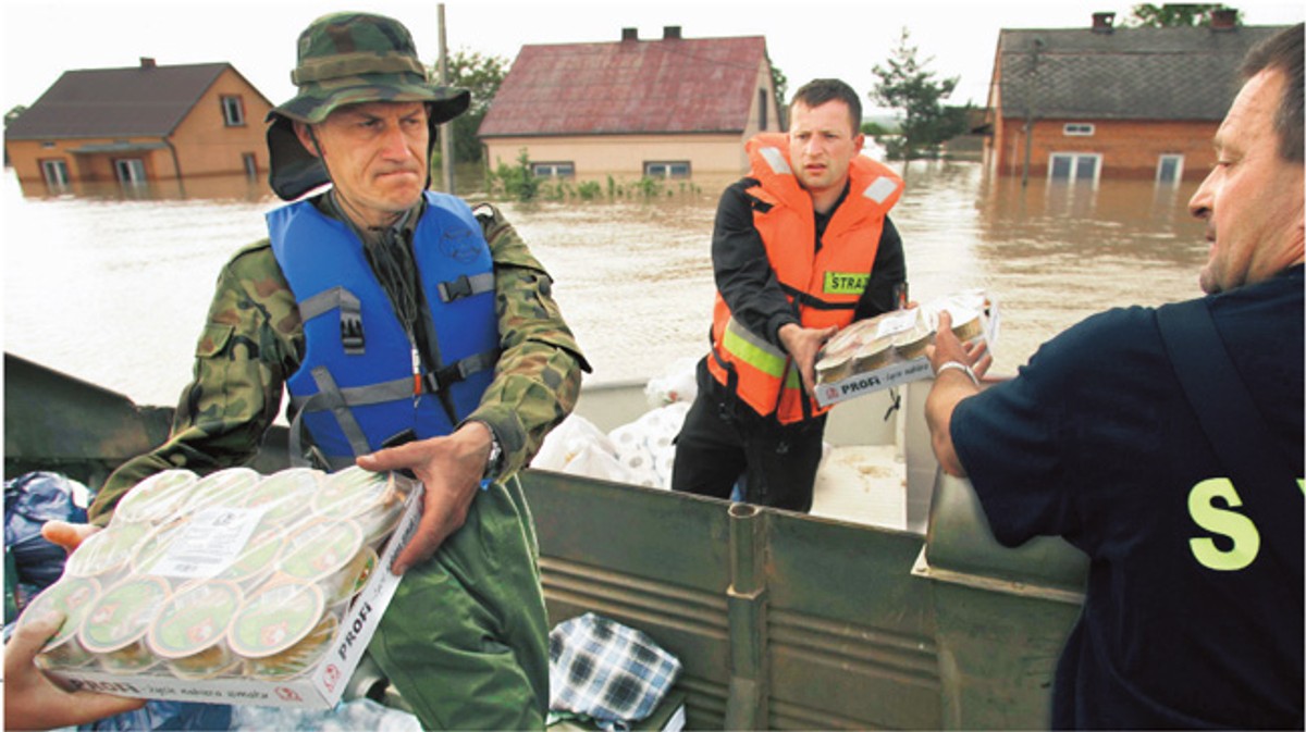 Transporty z pomocą we wsi Trześń (woj. świętokrzyskie) Fot. Wojtek Jargiło