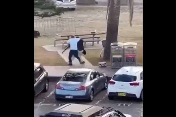 HRABRI PROLZANIK ZAUSTAVIO NAPADAČA IZ SIDNEJA! Nestvarni snimci sa plaže: Video muškarca koji je izvršio MASAKR, bacio se na njega i oteo mu pušku