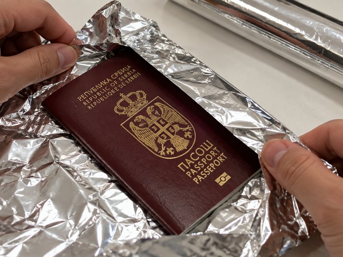 Zašto ljudi umotavaju pasoš u aluminijumsku foliju