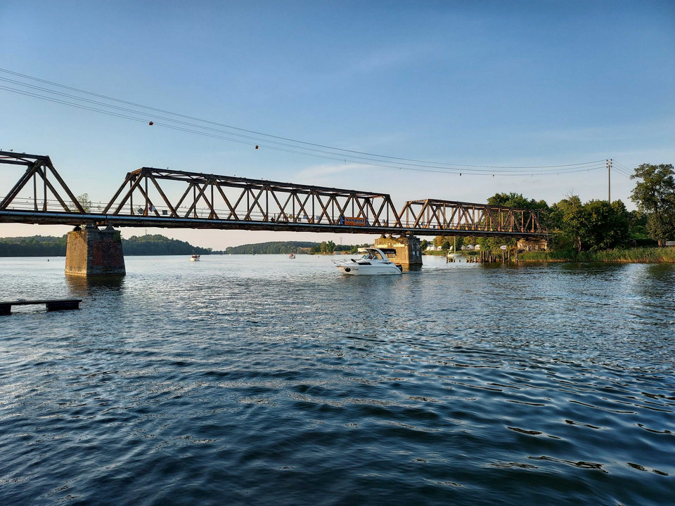 Most kolejowy na przesmyku między jeziorami Mikołajskim i Tałty 