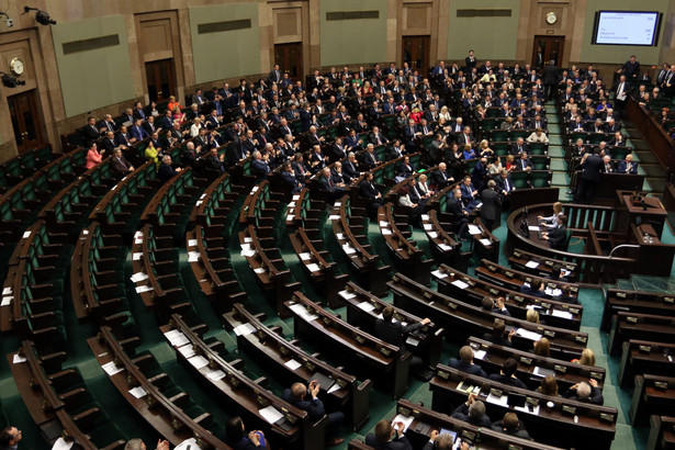 Nowoczesna prawie dogoniła PiS. NAJNOWSZY SONDAŻ