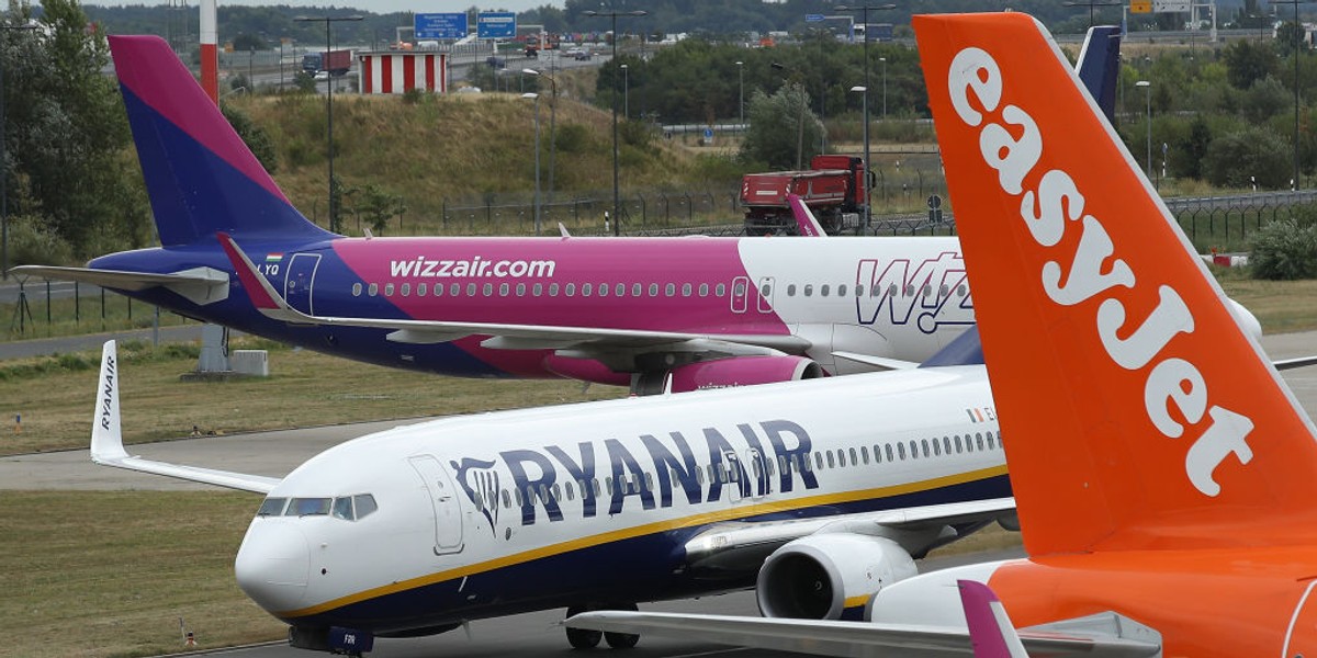 Raport Baker McKenzie i Polityki Insight rekomenduje, by w CPK znalazło się miejsce dla tanich linii lotniczych, takich jak Ryanair Wizz Air czy EasyJet