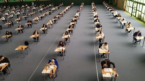 Egzaminy prawnicze 2025. Mamy arkusze z pytaniami i odpowiedziami oraz wyniki zdawalności