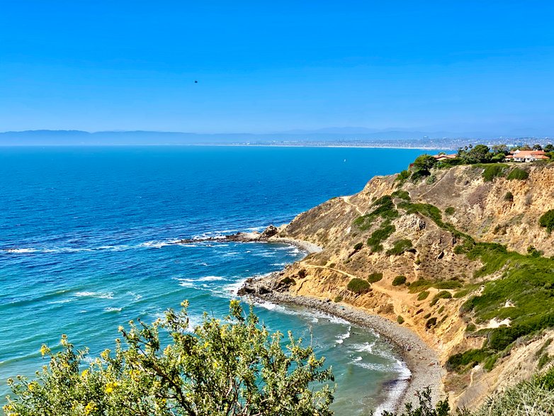 Widok na zatoczkę Bluff Cove, Flat Rock, Asiri Rock, góry Santa Monica i metropolię Los Angeles