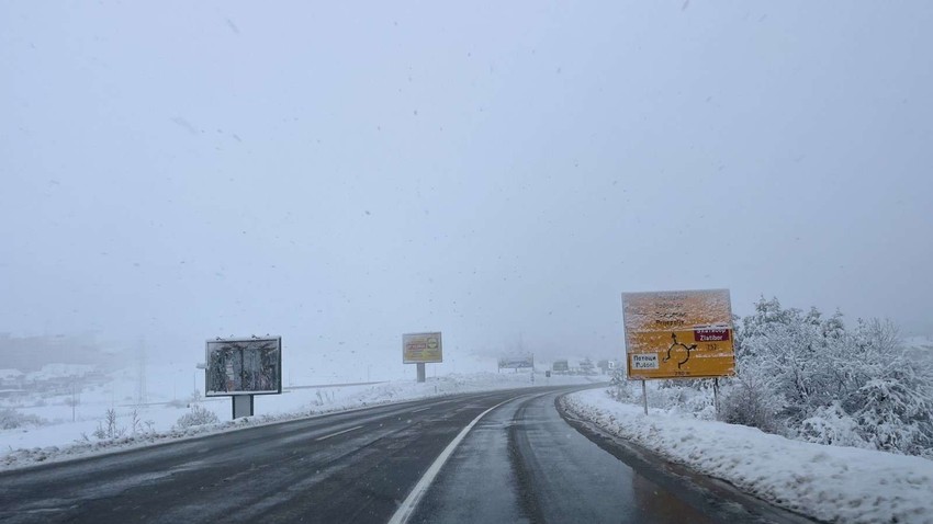 Na većini graničnim prelazima nema zadržavanja za sve kategorije vozila, saopštio je Auto-moto savez Srbije (AMSS)