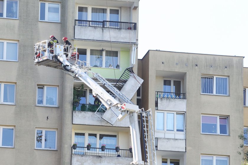 Balustrada oderwała się od bloku. Może runąć na ziemię