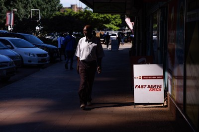 Bezpłatna edukacja w Zambii. Uczniowie są gotowi marznąć i siedzieć w ścisku, byle móc się uczyć