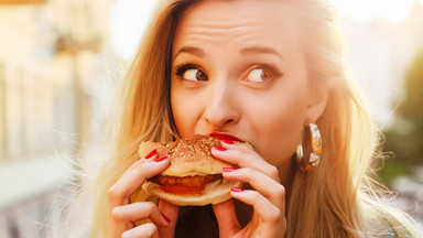 Dlaczego po jedzeniu wciąż jesteś głodna? Siedem prawdopodobnych powodów