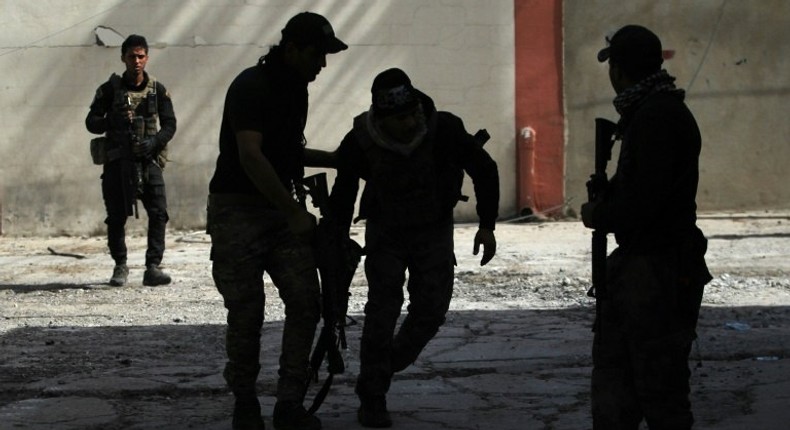 Iraq's elite Counter-Terrorism forces take position as they advance towards Mosul's Nablus neighbourhood on March 12, 2017