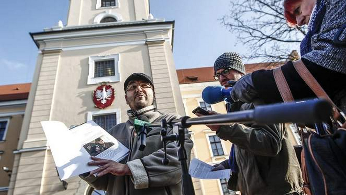 - Kontrola wyborów przez sądy jest fikcją, jednakże protesty trzeba składać - tak twierdzą działacze Kongresu Nowej Prawicy. W poniedziałek zorganizowali oni konferencję prasową przed Sądem Okręgowym w Rzeszowie.