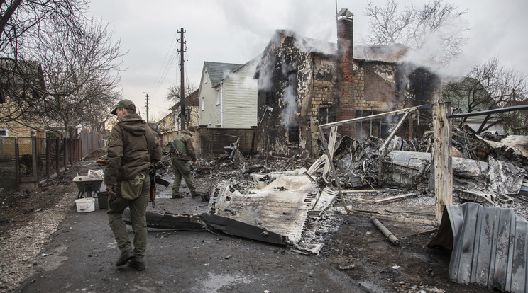 Ukrán katonák vizsgálják egy lelőtt repülőgép roncsait Kijevben 2022. február 25-én / Fotó: MTI/AP/Oleksandr Ratushniak