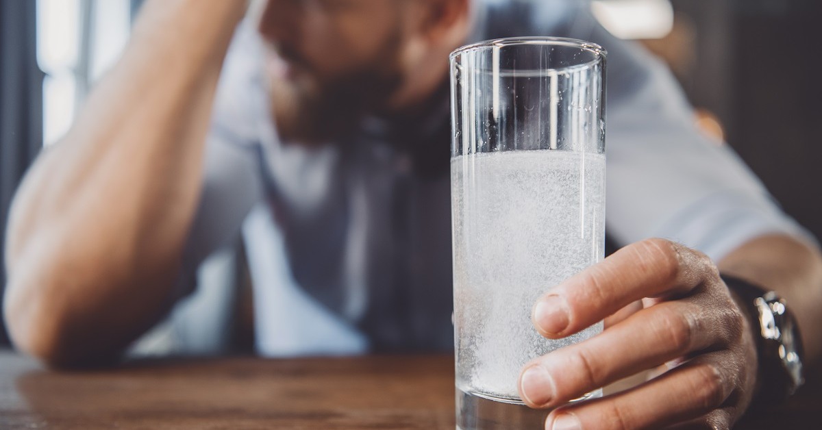 Zwolnienie lekarskie z powodu kaca? Oczywiście. Jest jednak pewien haczyk