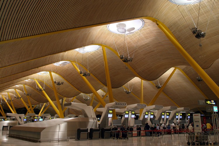 4. Madryt-Barajas: 49,8 mln pasażerów. Największe lotnisko w Hiszpanii. Port lotniczy Madryt-Barajas jest największym pracodawcą w stolicy Hiszpanii. Dzięki rozbudowie lotnisko przystosowane jest do obsługi nawet 70 mln pasażerów rocznie. Lotnisko to jest również rekordzistą pod względem liczby obsłużonych pasażerów w ruchu krajowym – 18,8 mln osób.