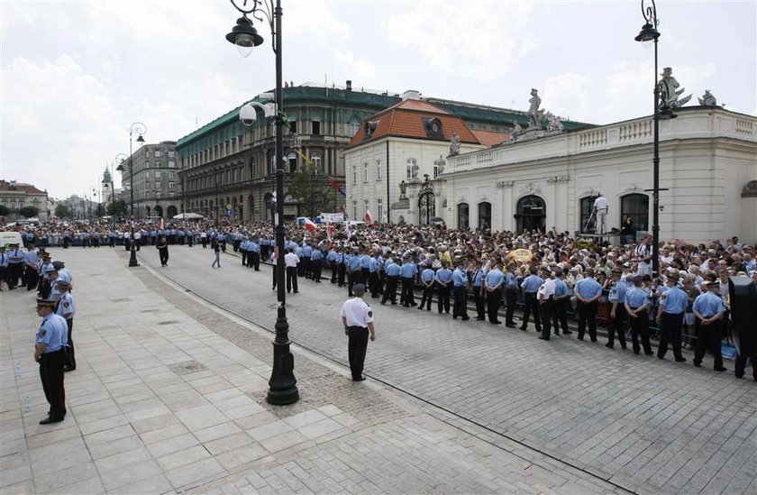 Krzyż zostaje przed Pałacem Prezydenckim. Relacja na żywo!