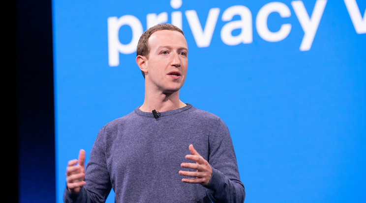 Mark Zuckerberg, a Meta első embere nyilvánvalóvá tette, hogy minél nagyobb részt szeretne kikanyarítani magának és cégének a technológiai piac éppen most zaljó újrafelosztásában. Lassan kiderült, hogy mit szeretne csinálni, de konkrétumokat még nem láttunk se a metaverzumból, se az új közösségi platformjából, se a nagyszerűnek ígért mesterséges intelligencia fejlesztésekből. De mindezeknek előbb utóbb meg kell érkezniük a felhasználókhoz, ha nem akar a több milliárd felhasználót maga mögött tudó cég a súlyából veszíteni. / Fotó: Anthony Quintano / Wikimedia Commons