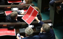 Happening KO w Sejmie. "PiS=Drożyzna" kontra "dziecinada"