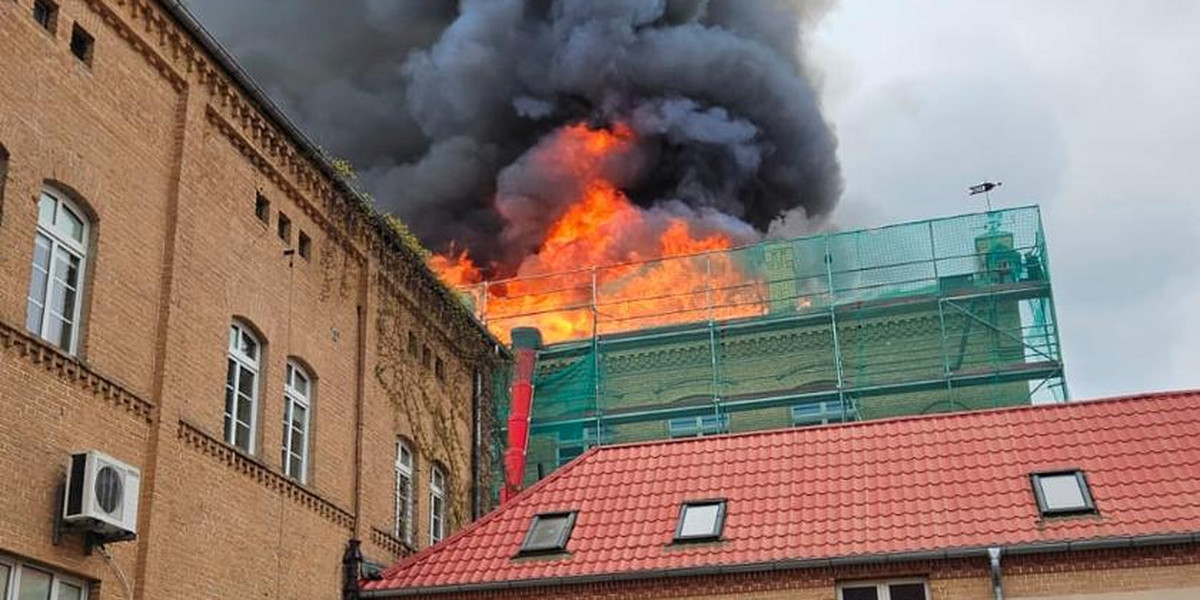 Wielki pożar w Gorzowie Wielkopolskim! Ogień szaleje na dachu na uczelni.