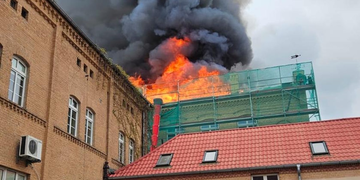 Wielki pożar w Gorzowie Wielkopolskim! Ogień szaleje na dachu na uczelni.