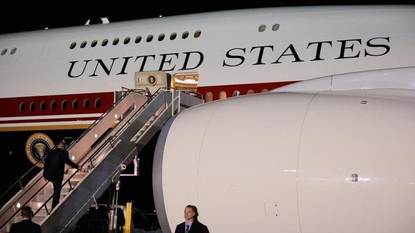 Potom se ukrcao u avion koji je dobio od Katara da bi odleteo iz Velike Britanije za Ameriku | Foto: Reuters