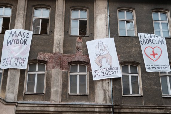 Poznań: protesty przeciwko orzeczeniu TK ws. aborcji w dawnym szpitalu przy ul. Szkolnej